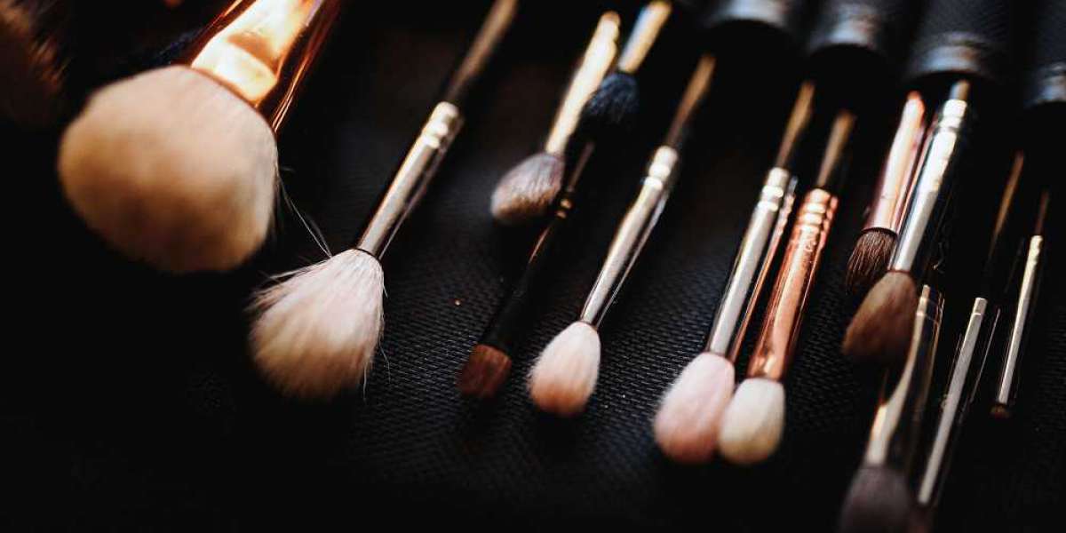 Know The Difference Between Natural Cosmetic Brushes