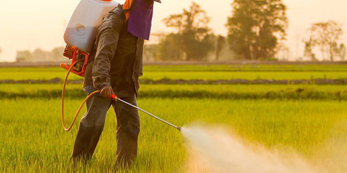 Maximizing Crop Yields: How to Apply Urea Fertilizer and Combat Weeds with Herbicides