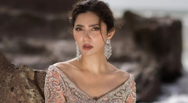 Mahira Khan's dangerous poses from height for shoot leave fans awe-struck