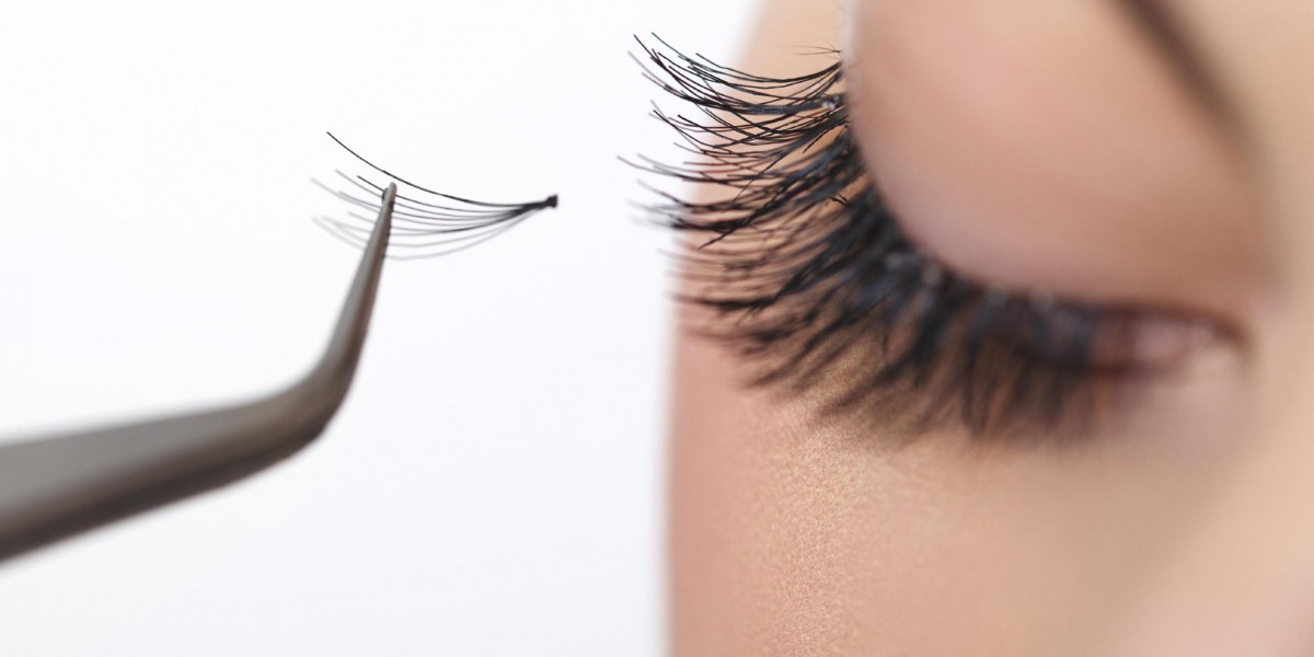 The Ultimate Guide to Eyelash Extension Adhesives